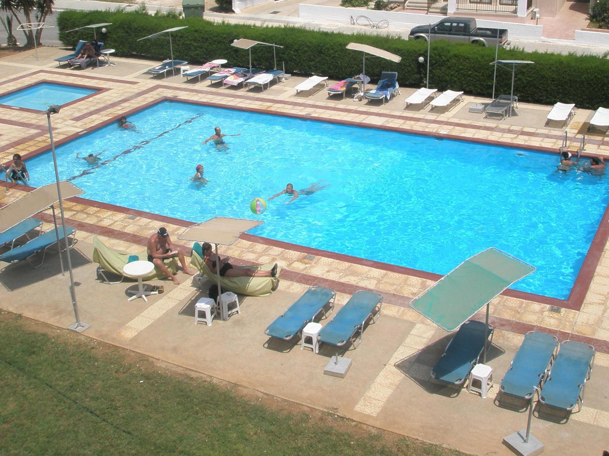 Debbiexenia Hotel Apartments Paralimni Eksteriør billede