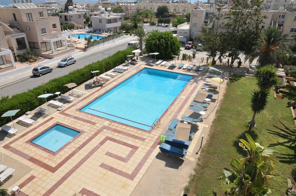 Debbiexenia Hotel Apartments Paralimni Eksteriør billede