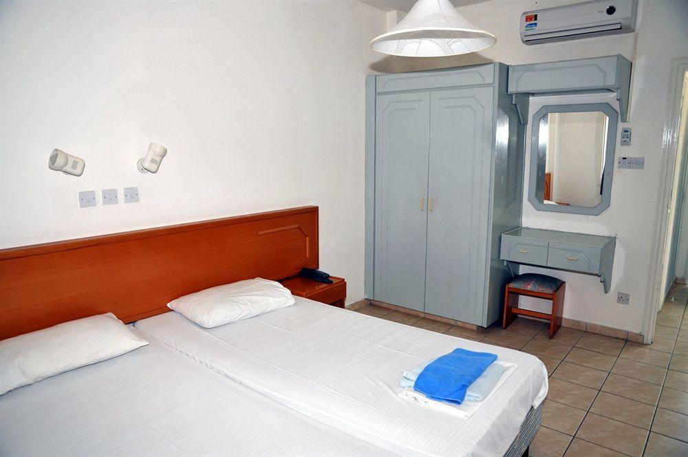 Debbiexenia Hotel Apartments Paralimni Eksteriør billede