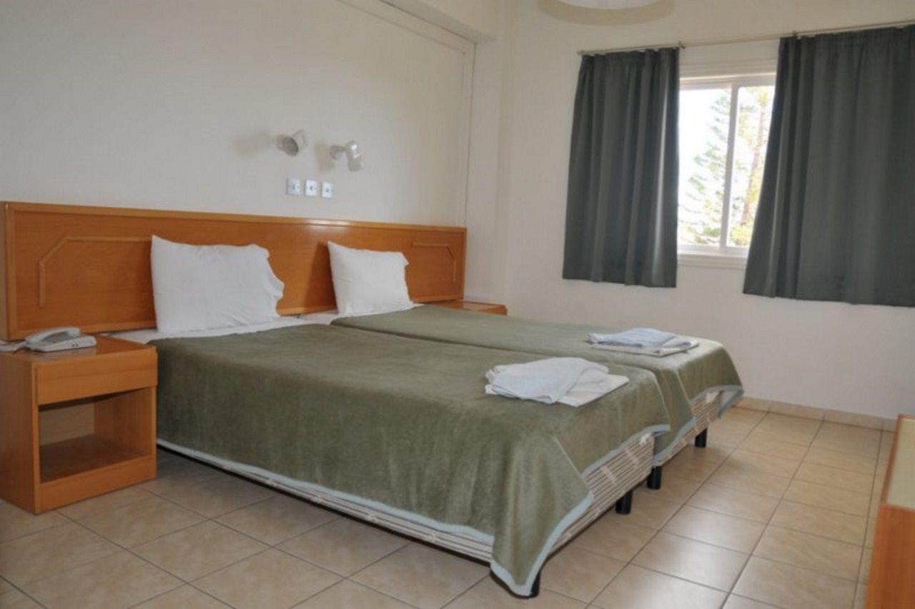 Debbiexenia Hotel Apartments Paralimni Eksteriør billede