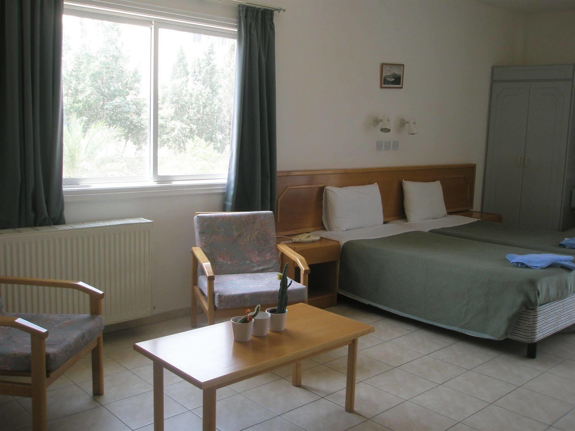 Debbiexenia Hotel Apartments Paralimni Eksteriør billede