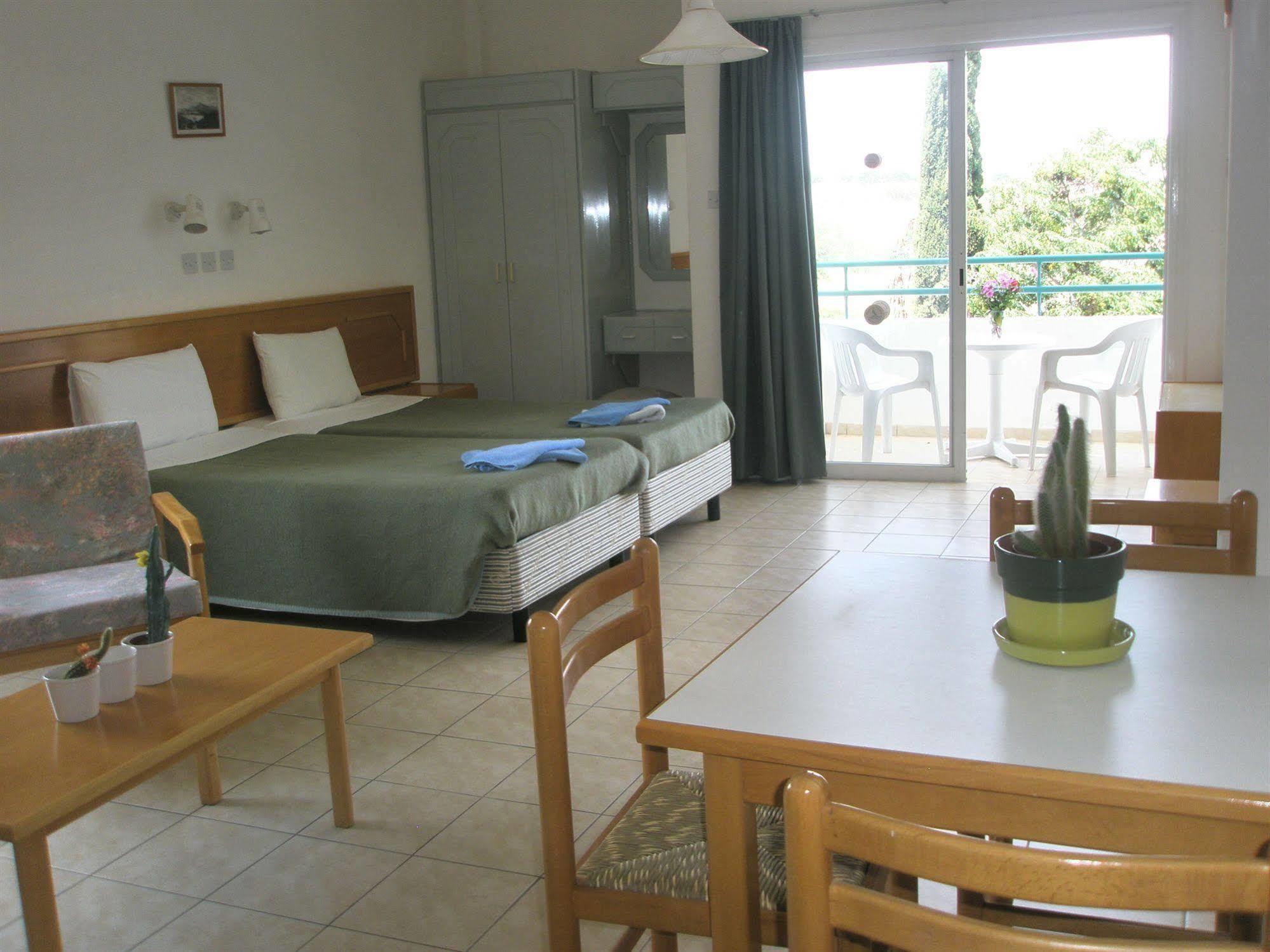 Debbiexenia Hotel Apartments Paralimni Eksteriør billede