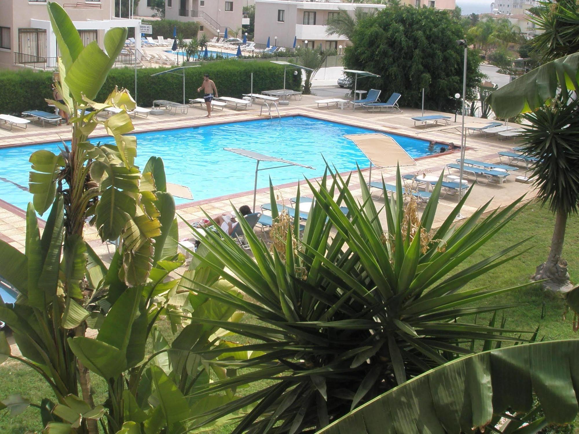 Debbiexenia Hotel Apartments Paralimni Eksteriør billede