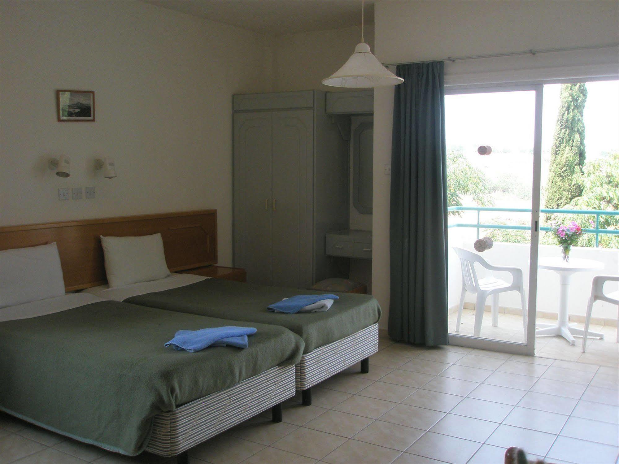 Debbiexenia Hotel Apartments Paralimni Eksteriør billede