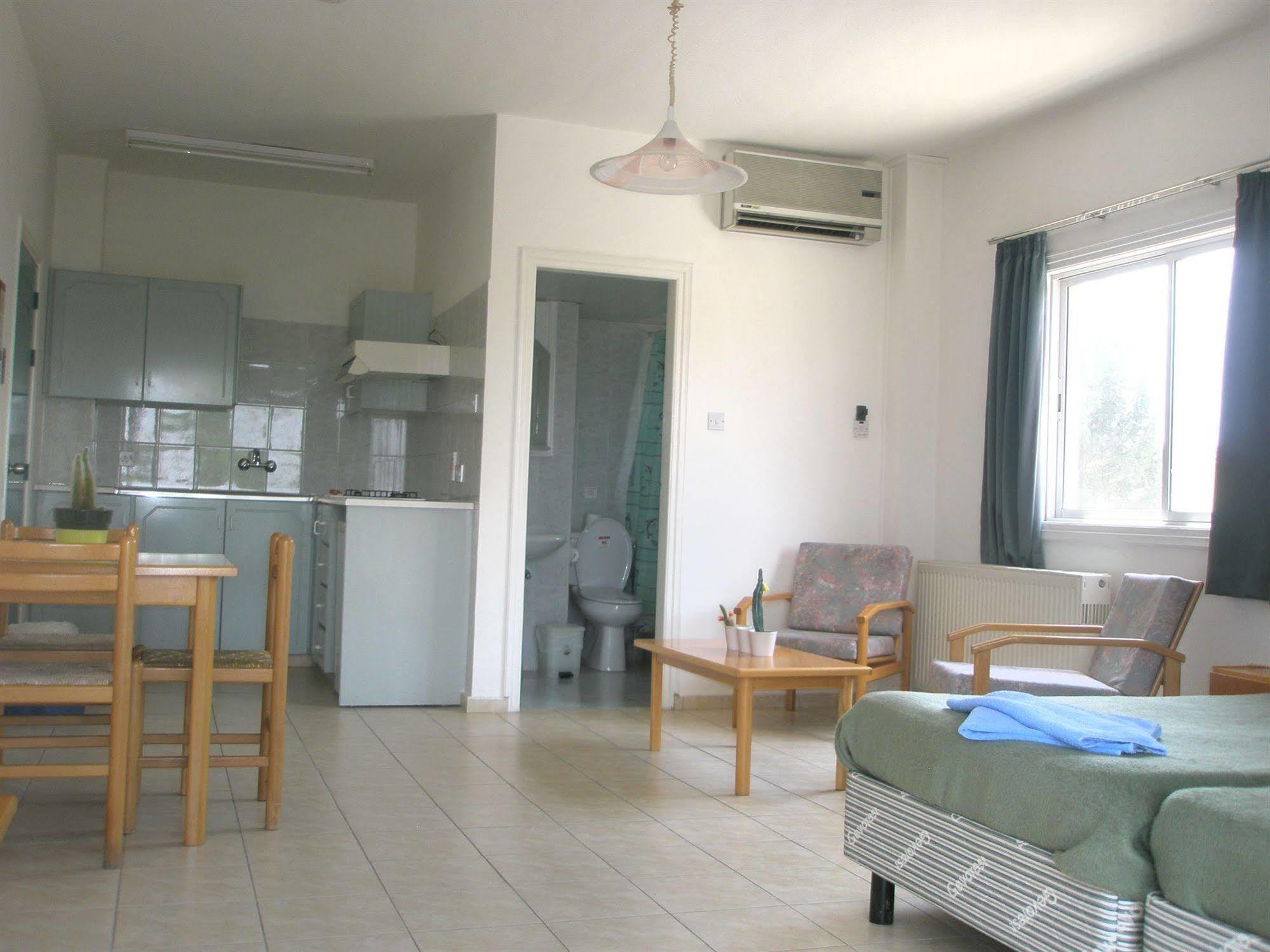 Debbiexenia Hotel Apartments Paralimni Eksteriør billede