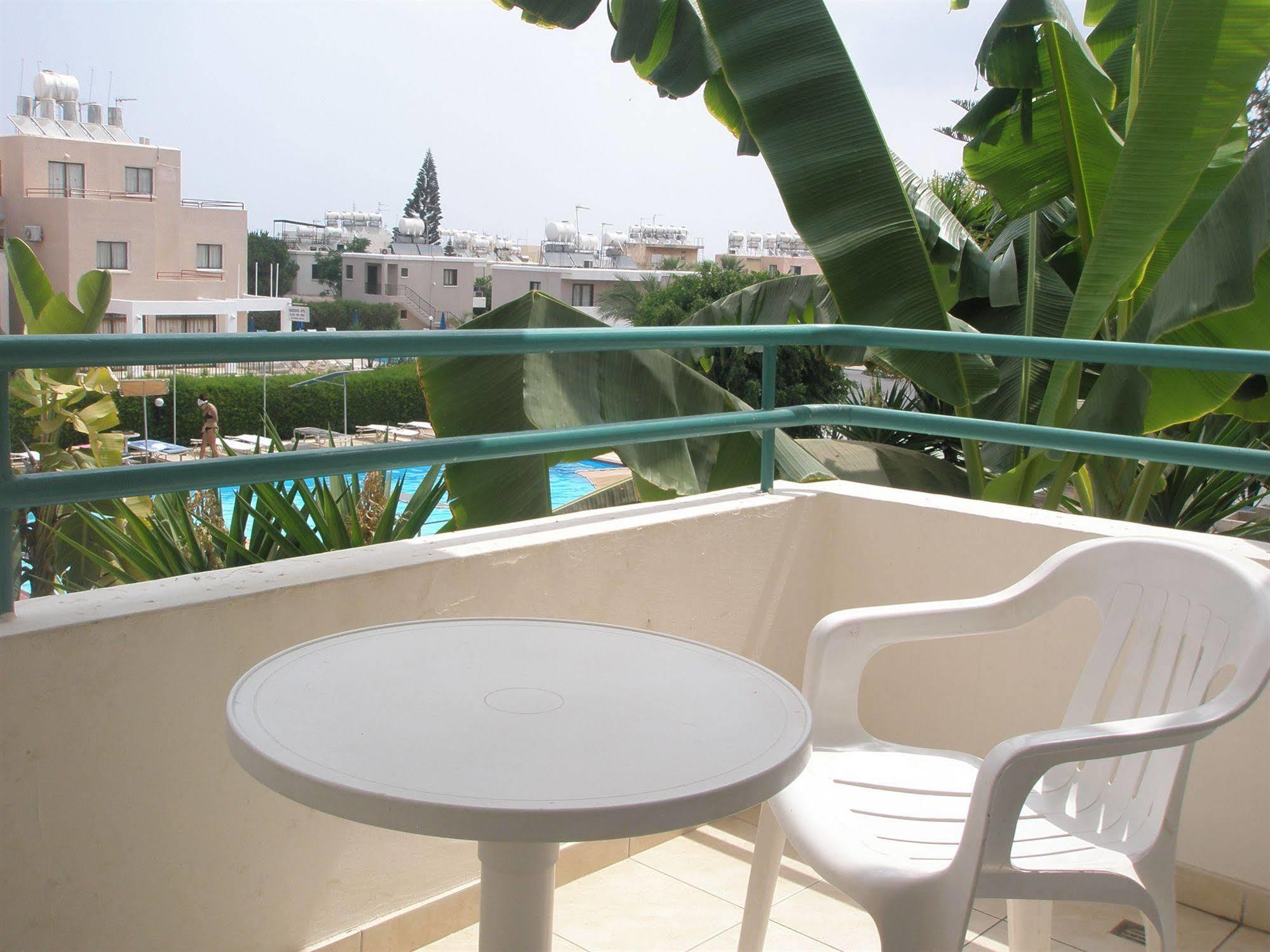 Debbiexenia Hotel Apartments Paralimni Eksteriør billede