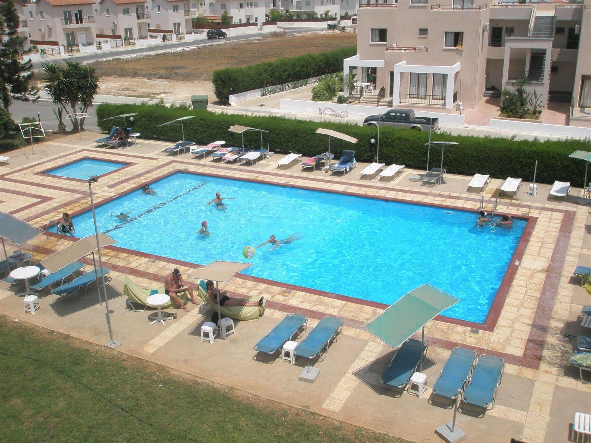 Debbiexenia Hotel Apartments Paralimni Eksteriør billede