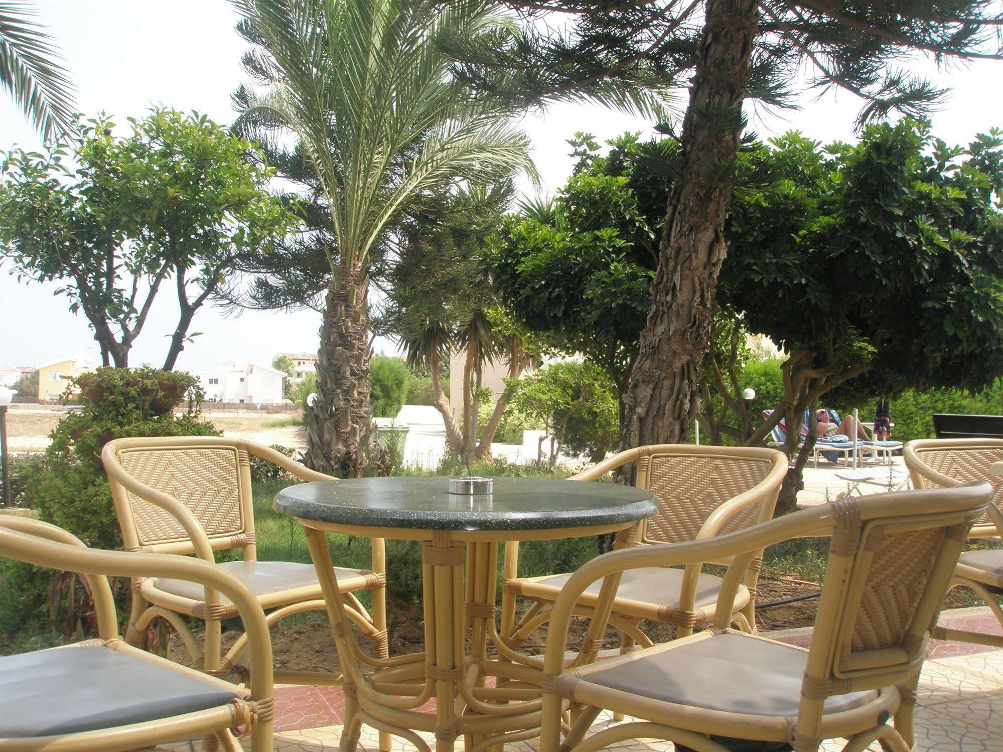 Debbiexenia Hotel Apartments Paralimni Eksteriør billede