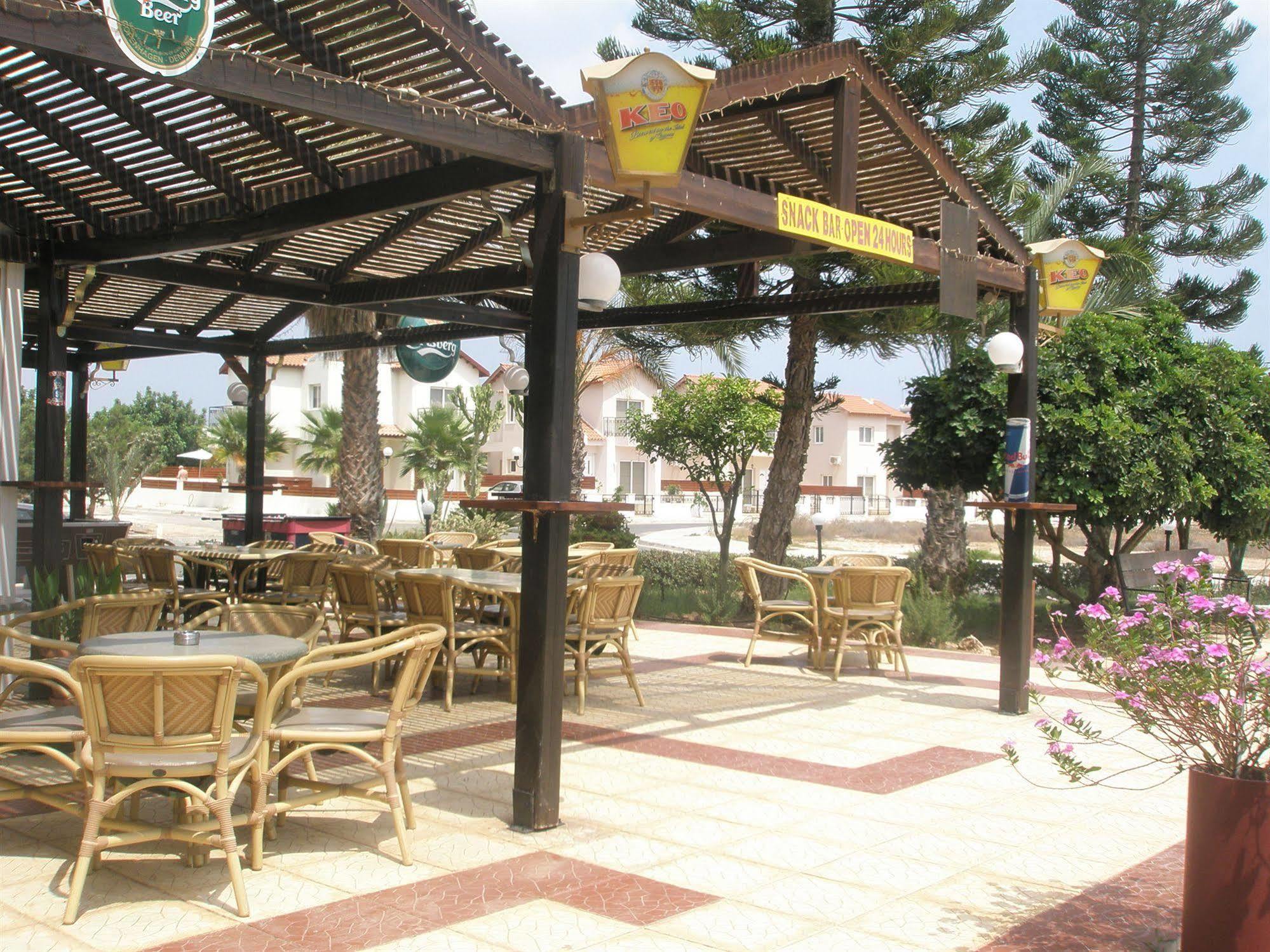 Debbiexenia Hotel Apartments Paralimni Eksteriør billede