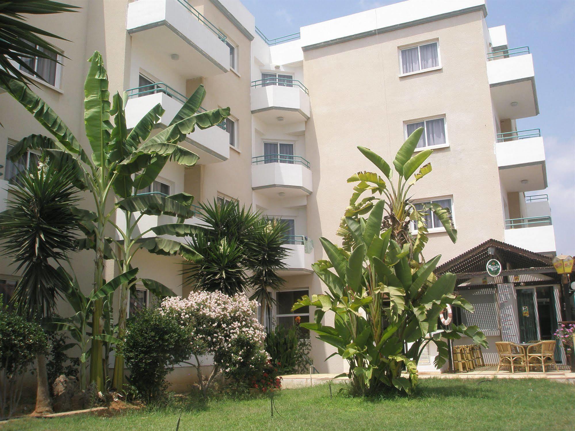 Debbiexenia Hotel Apartments Paralimni Eksteriør billede