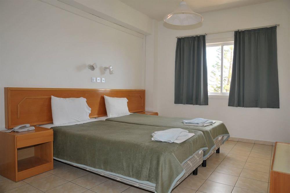 Debbiexenia Hotel Apartments Paralimni Eksteriør billede